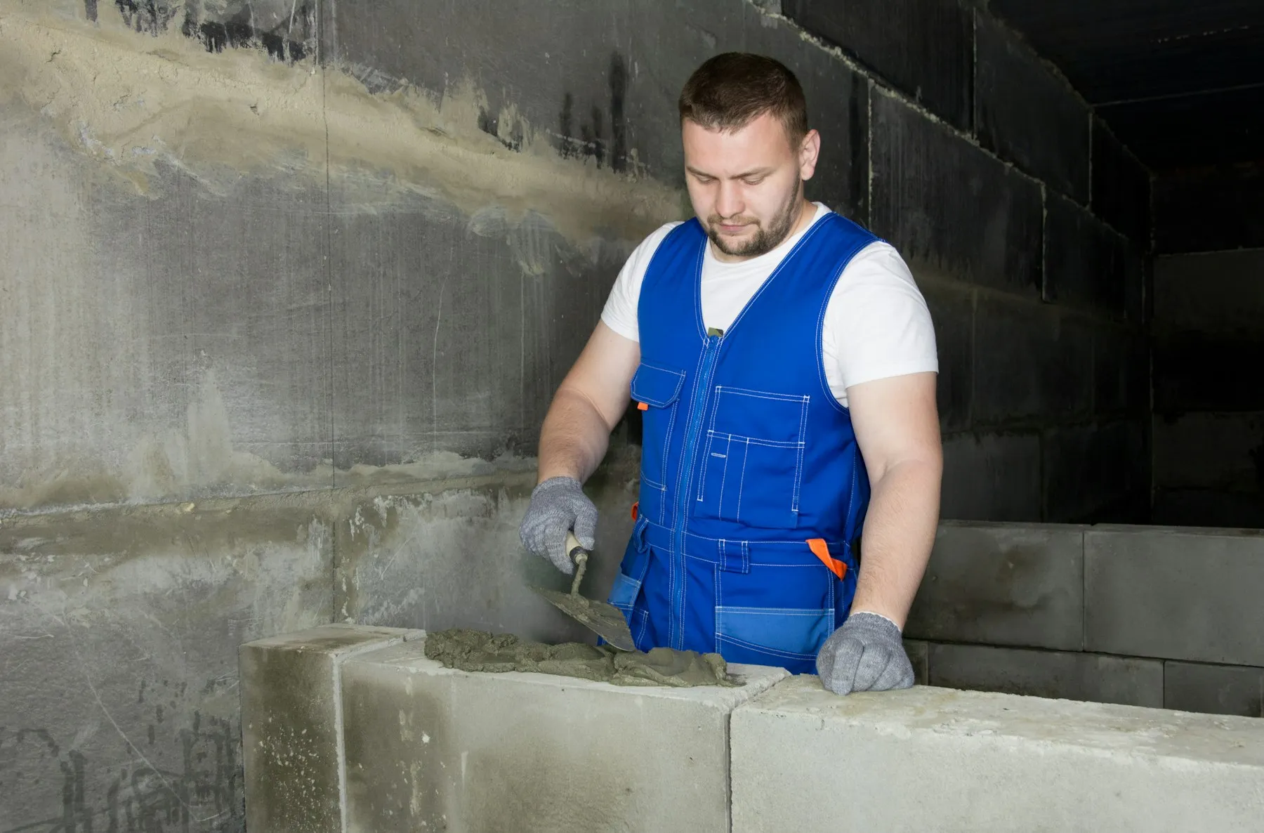 Maurer bei der Arbeit an einer Mauer